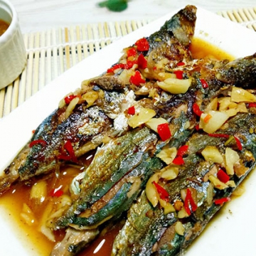 Cơm cá nục chiên mắm