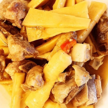 Cơm sườn kho măng