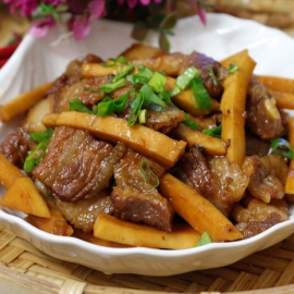 Cơm thịt kho măng